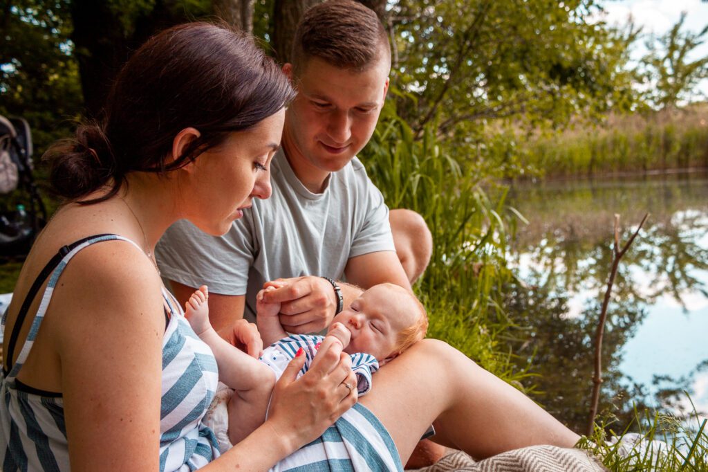 sesja noworodkowa w plenerze nad jeziorem