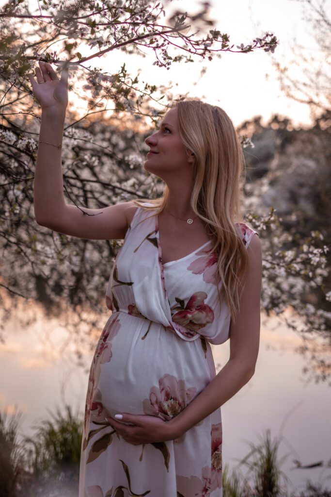sesje ciążowe, przyszła mama, fotograf ciążowy, sesja ciążowa w plenerze