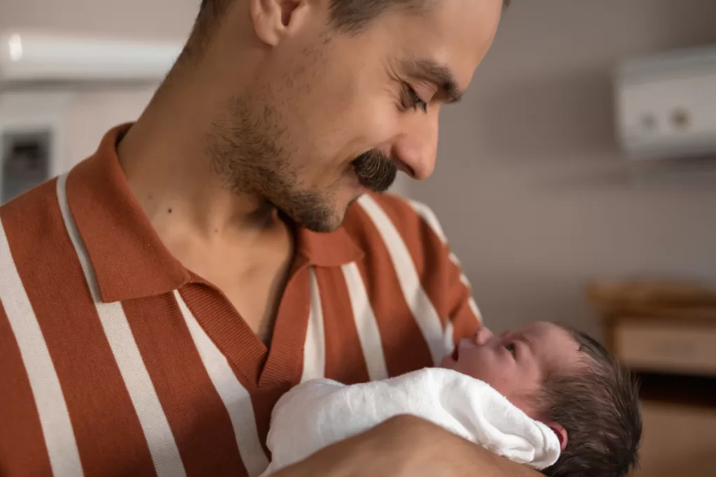 tata i noworodek, fotograf noworodkowy