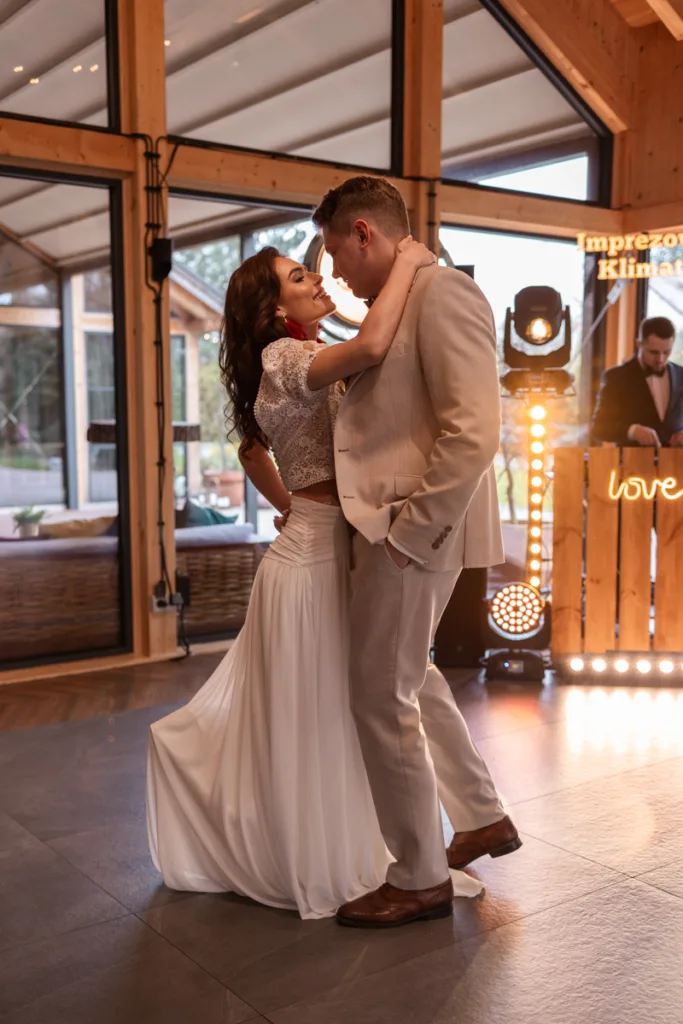 pierwszy taniec młodej pary, ślub, wesele