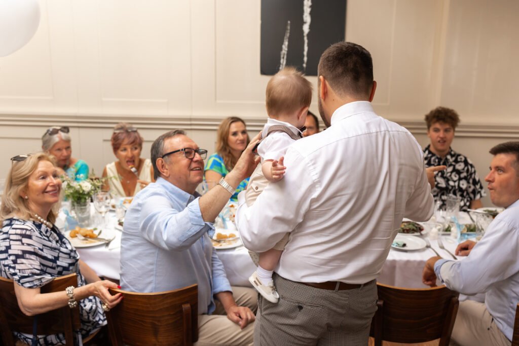Piotruś z rodziną podczas przyjęcia po chrzcie